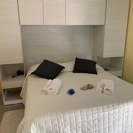 Hotel Mercedes Misano Adriatico Esterno foto