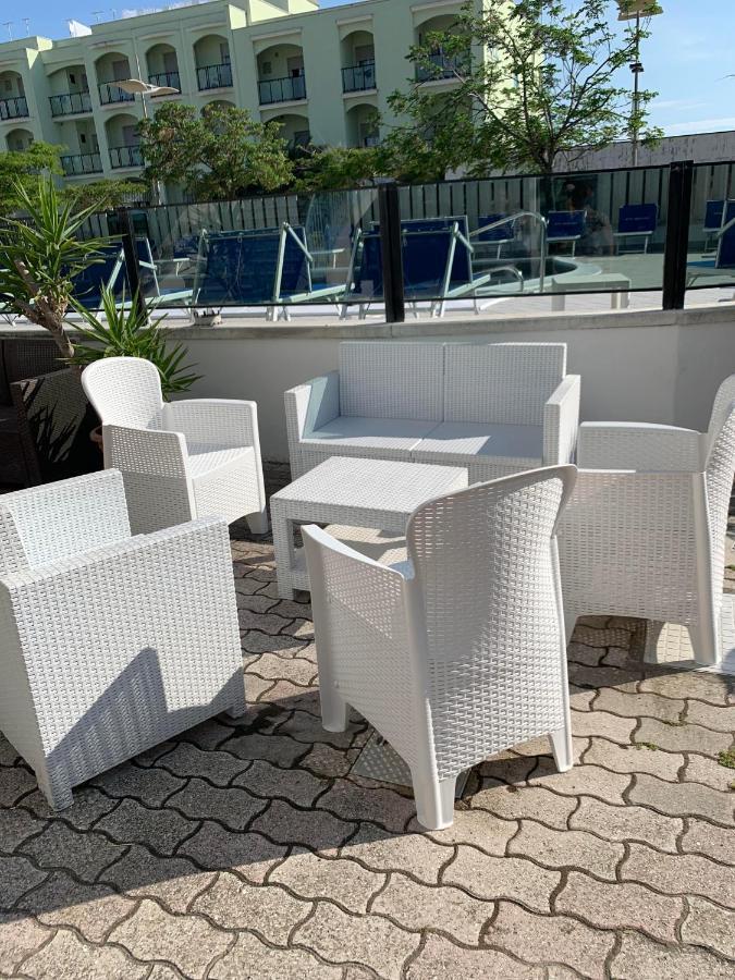 Hotel Mercedes Misano Adriatico Esterno foto