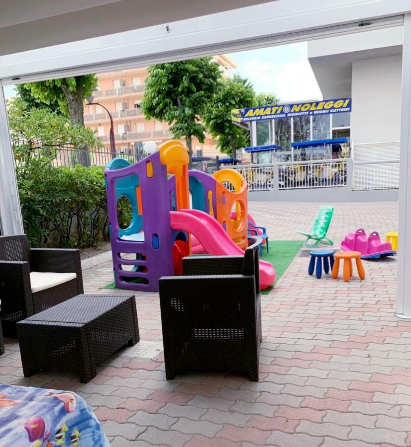 Hotel Mercedes Misano Adriatico Esterno foto
