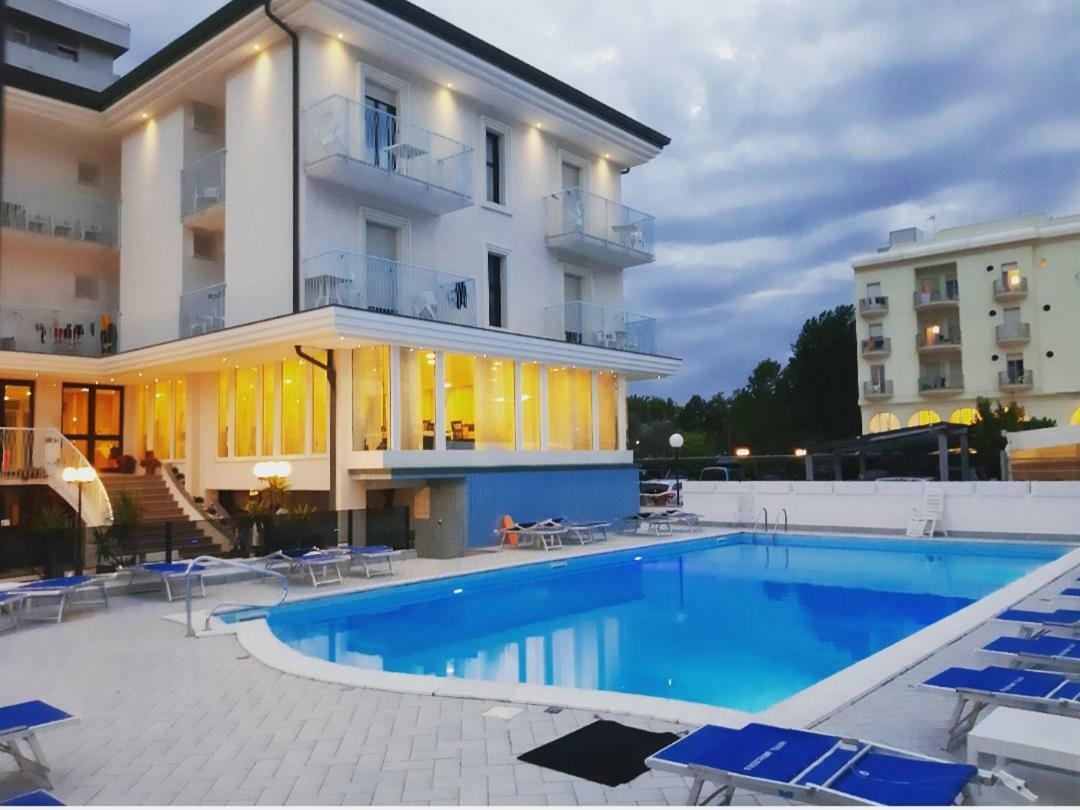 Hotel Mercedes Misano Adriatico Esterno foto
